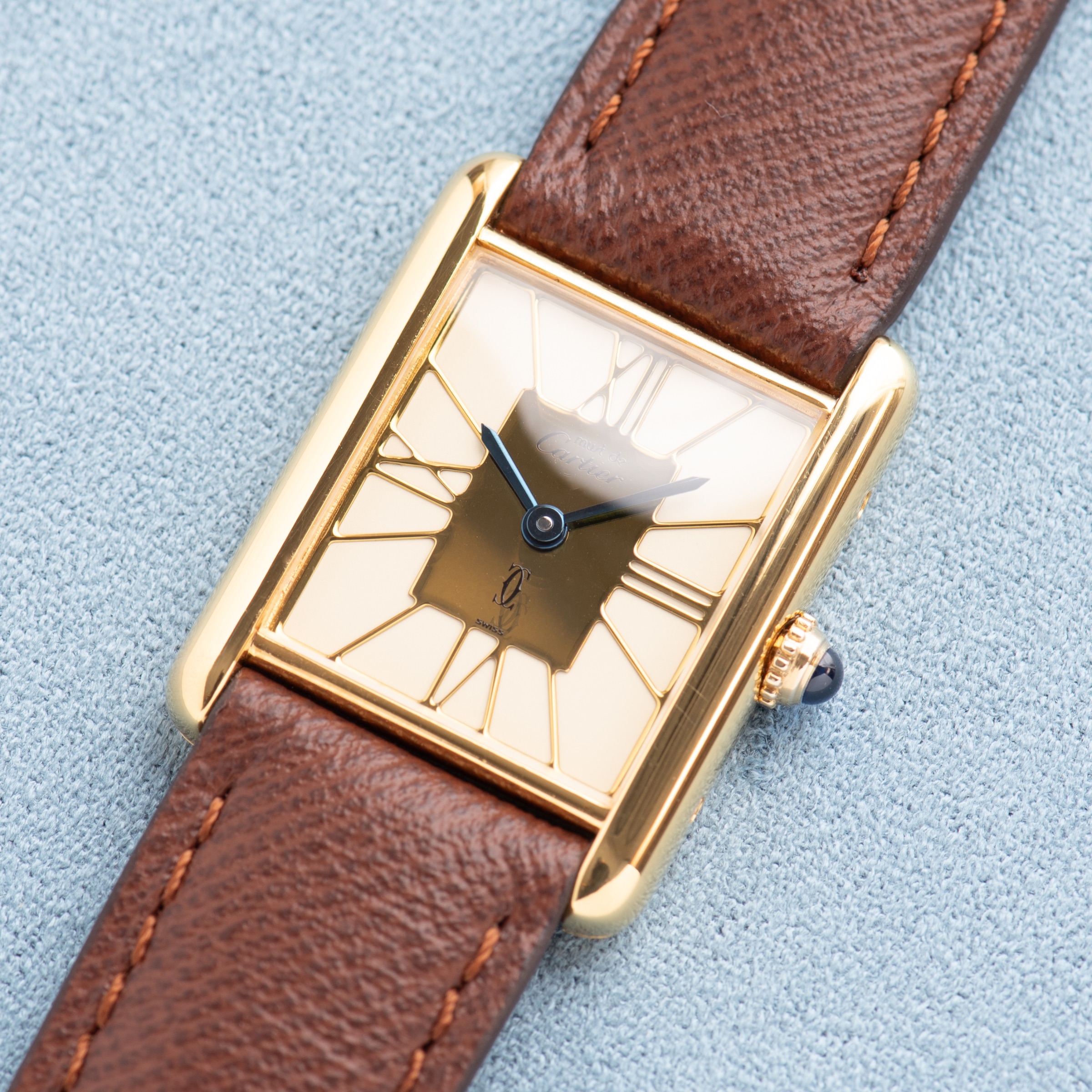 Vue de Cartier Must de Cartier Tank GM — cadran ivoire cloisonné — Réf. 6 81006 — 1980
